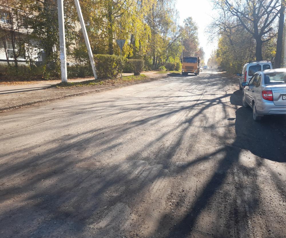 В минувшие выходные начались работы по замене   асфальтового полотна по улице Менжинского.