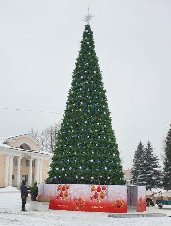 Новогодняя красавица вновь радует гаврилов-ямцев на Советской площади
