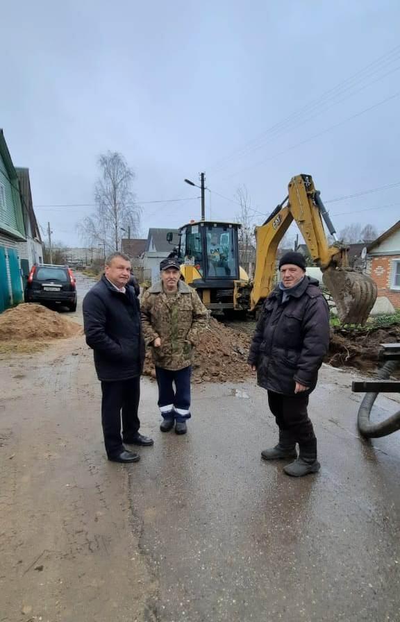 Аварийная бригада АО "Ресурс" ремонтирует водопровод на ул.Садовая.