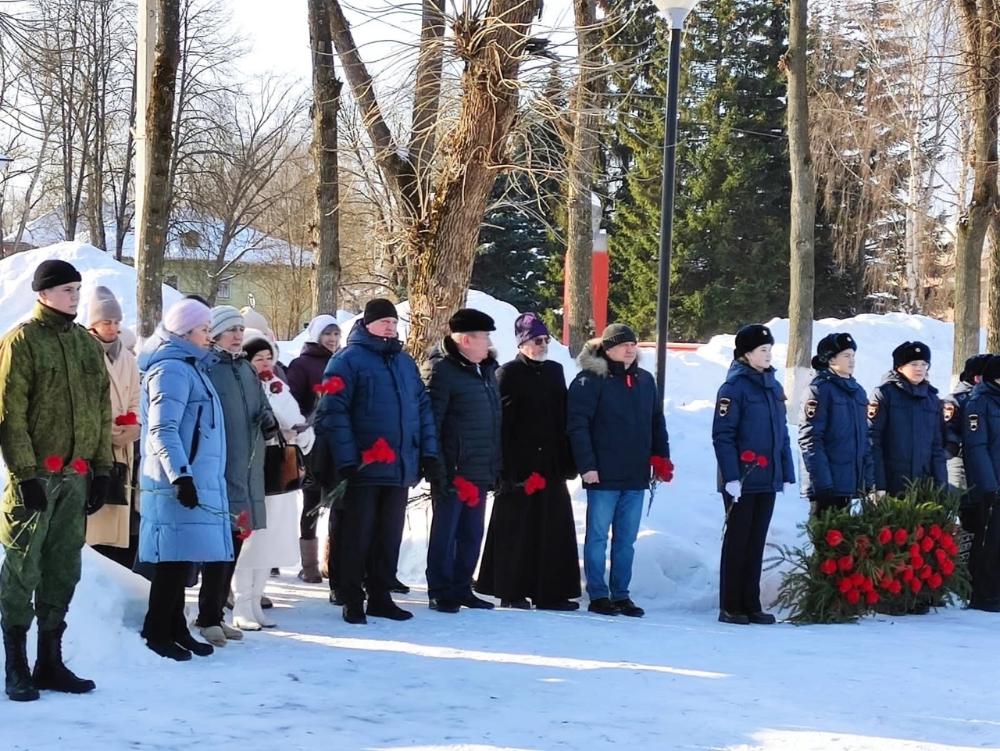 На Советской площади у памятника Воину-Освободителю минутой молчания почтили память защитников Родины.