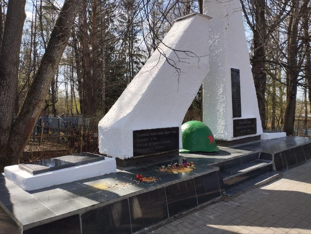 В преддверии 80-летия Победы в Великой Отечественной войне привели в порядок памятник воинам, умершим в госпиталях от ранений.