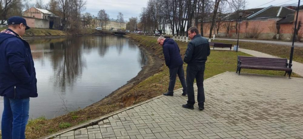 В рамках выездного заседания общественной комиссии провели осмотр территории возле пруда по ул.Комарова.