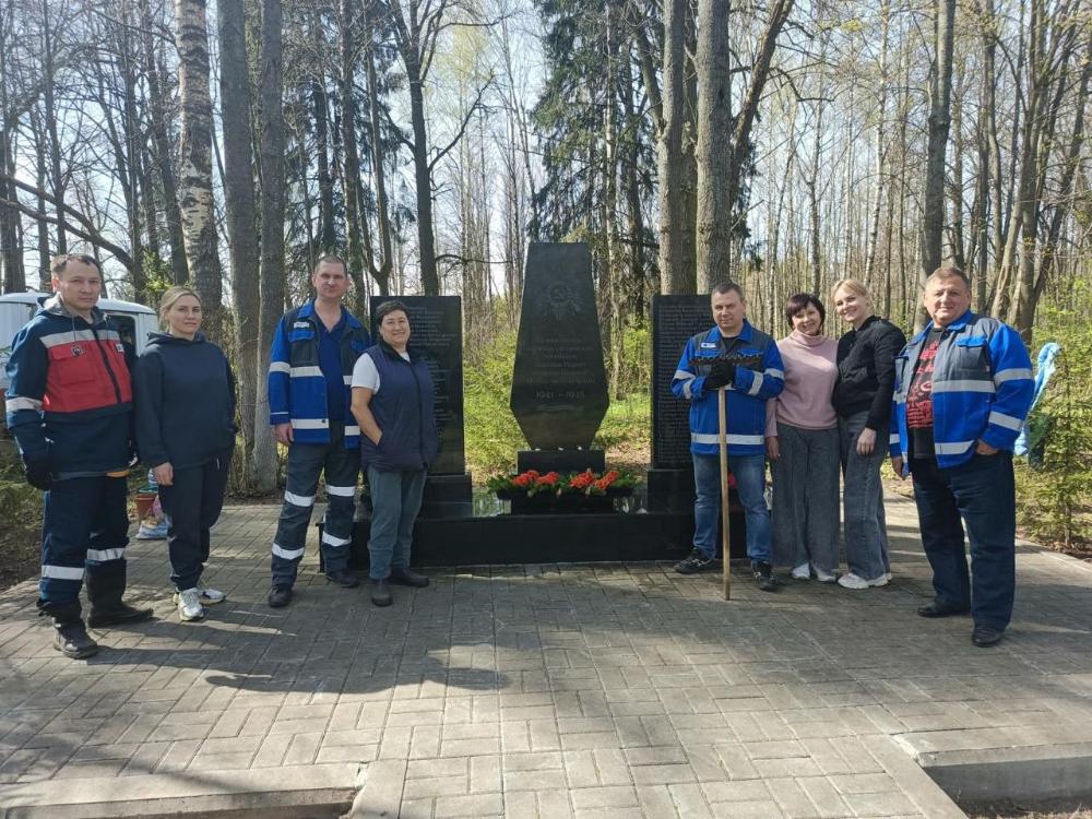 Сотрудники Гаврилов-Ямского отделения «Россети» провели субботник у мемориала гагаринцам, погибшим в годы Великой Отечественной войны.