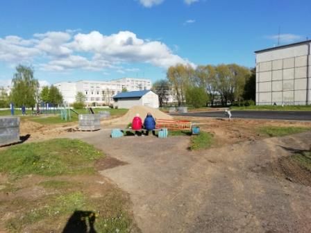Продолжаются работы по обустройству детской площадки возле пруда на ул.Шишкина.